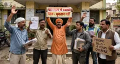चिक्कोडी में चार साल के बकाया बिल पर ठेकेदारों का हंगामा, जल विभाग कार्यालय का घेराव