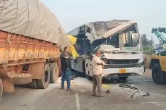 चित्रदुर्ग में NH-48 पर बस-लॉरी टक्कर: ड्राइवर नागराज नाइक समेत 2 की मौत, 6 घायल