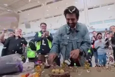 Kartik Aaryan celebrates National Award win on 'Captain India' London shoot