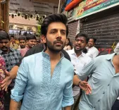Kartik Aaryan places National Award at Lalbaugcha Raja's feet after Best Actor win