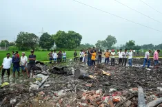 कौशाम्बी पटाखा फैक्ट्री विस्फोट: तीन फरार आरोपियों पर ₹25-25 हजार का इनाम, 11 की मौत के बाद पुलिस ने कसा शिकंजा
