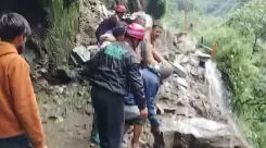 केदारनाथ पैदल मार्ग पर बोल्डर-मलबा गिरा, गौरीकुण्ड के पास यात्रा रोकी; SDRF टीमें मौके पर