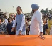 केंद्रीय मंत्री शिवराज सिंह चौहान ने किसानों को बताए पराली जलाने के नुकसान, सिखाया प्रबंधन का पाठ 