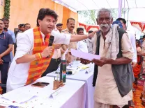 केंद्रीय मंत्री ज्योतिरादित्य सिंधिया ने जनसुनवाई में ग्रामीणों के 238 प्रकरणों का समाधान किया