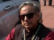 शशि थरूर के काफिले पर केरल में हमला: पुलिस ने दो संदिग्धों को किया गिरफ्तार