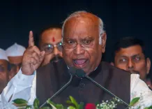 पटना में खड़गे के कार्यक्रम में हंगामा: कांग्रेसी युवक की पिटाई, पीएम मोदी पर विवादित टिप्पणी