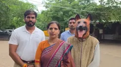 खंडवा नगर निगम पर ₹40 लाख के नसबंदी घोटाले का आरोप, 'डॉग मास्क' पहनकर कलेक्ट्रेट पर प्रदर्शन