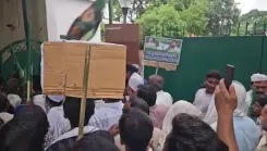 खतरे में विधायक सतीश दास का टिकट! लालू-राबड़ी आवास पर कार्यकर्ताओं ने किया जोरदार विरोध