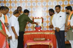Kishan Reddy pays floral tribute to Konda Lakshman Bapuji on birth anniversary