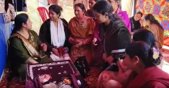 किश्तवाड़ में आयोजित हैंडलूम और हैंडीक्राफ्ट प्रदर्शनी: स्थानीय महिलाओं और कारीगरों का हुनर प्रदर्शित