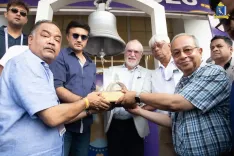 आईपीएल 2026 में केकेआर और आरआर का रोमांचक मुकाबला, एलन बॉर्डर ने घंटी बजाकर किया आगाज़