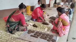 क्या झारखंड के कोडरमा में गोबर क्राफ्ट से बन रहे दीये महिलाओं को आत्मनिर्भरता की ओर ले जा रहे हैं?