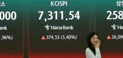 KOSPI surges past 7,800 as Samsung, SK Hynix lead chip rally