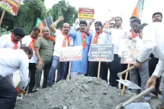 Why is K'taka BJP Protesting Against the Congress Government Over Pothole Issues?