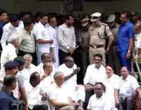 Kumaraswamy stages dharna at Bengaluru Police Commissioner's office over sting op row