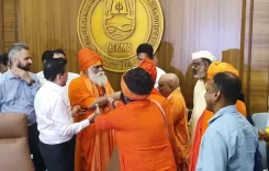 नासिक कुंभ मेला बैठक में संत-प्रशासन टकराव, गिरीश महाजन की दखल से बनी बात
