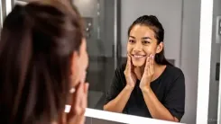 लैक्टिक एसिड से भरपूर कच्चा दूध, त्वचा को अंदर से साफ करने में करे मदद