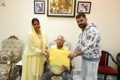 क्या लालू यादव के हाथों सिंबल मिलने पर खेसारी लाल खुश हैं? छपरा से करेंगे नामांकन