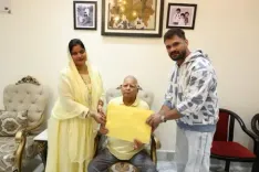 लालू यादव के हाथों सिंबल मिलने पर खेसारी लाल खुश, छपरा से करेंगे नामांकन