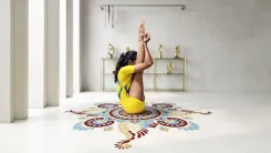 ऊर्ध्वमुख पश्चिमोत्तानासन: लंबे समय तक बैठने की जकड़न और हैमस्ट्रिंग खिंचाव का योग समाधान