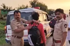 लातूर में श्रद्धालुओं के बैगों पर लगाए जा रहे रिफ्लेक्टर, हादसे से होगा बचाव