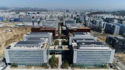 LG chief visits Indonesia battery plant to inspect group's EV transition efforts