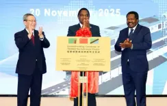 ली छ्यांग ने तंजानिया-जाम्बिया रेलवे सक्रियण परियोजना के शिलान्यास समारोह में भाग लिया