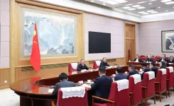 ली छ्यांग ने आर्थिक स्थिति पर विशेषज्ञों के साथ संगोष्ठी का आयोजन किया