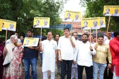 ₹650 करोड़ के कथित दवा घोटाले पर 'आप' का एलएनजेपी अस्पताल के बाहर मौन प्रदर्शन, CM रेखा गुप्ता से माँगा इस्तीफा