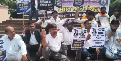 'एक देश, एक शिक्षा' की मांग: लखनऊ में अपनी जनता पार्टी का परिवर्तन चौक पर प्रदर्शन