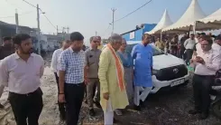 लखनऊ बाढ़: मंत्री सुरेश खन्ना और मेयर सुषमा खर्कवाल ने गोमती किनारे प्रभावित इलाकों का निरीक्षण किया