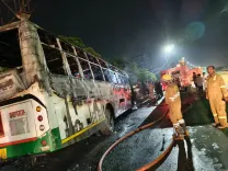लखनऊ में जनरथ बस डिवाइडर से टकराई, आग में खाक; ड्राइवर-कंडक्टर ने कूदकर बचाई जान