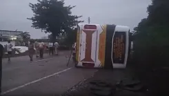 क्या मध्य प्रदेश के बड़वानी में बस पलटने से 16 यात्री घायल हुए?