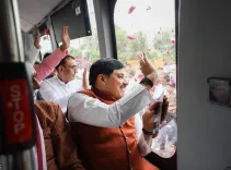 MP के CM मोहन यादव ने काफिला छोड़ ई-बस से किया सफर, जगदीशपुर में कैबिनेट ने UCC-2026 को दी मंजूरी