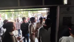 धार में चलती CNG कार में आग: चार युवकों की जलकर मौत, एक 19 वर्षीय 40% झुलसा