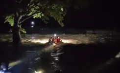 खंडवा में 11 घंटे का रेस्क्यू ऑपरेशन: हांडी कुंडी टापू पर फंसे 4 युवक SDRF ने बचाए