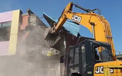 उज्जैन में महाकाल मदिर के निकट अतिक्रमणों पर चली कार्रवाई, बुलडोजर का उपयोग