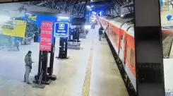 क्या मध्य प्रदेश के उज्जैन स्टेशन पर आरपीएफ जवान ने महिला की जान बचाई?