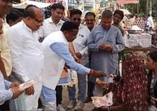 क्या मध्य प्रदेश के विधायक और भाजपा नेता ने फुटपाथ व्यापारियों से खरीदी की?