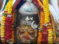 महाकाल मंदिर में भस्म आरती: अक्षरा सिंह, निकितिन धीर और चंदन रॉय ने लिया दिव्य दर्शन का आनंद