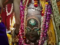 अक्षय तृतीया पर महाकाल का विशेष अभिषेक: पंचामृत और आम रस से सजीव दर्शन