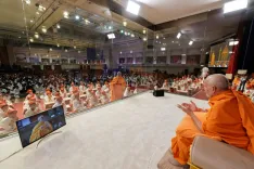 महंत स्वामी महाराज ने लंदन के निअस्डेन टेम्पल में अक्षर-पुरुषोत्तम संस्कृत पाठशाला का उद्घाटन किया