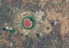 महाराष्ट्र का अनोखा लोनार क्रेटर: रहस्यमयी रंग बदलती झील