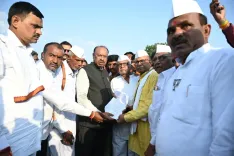 महाराष्ट्र सूखा: बावनकुले ने जालना-छत्रपति संभाजीनगर में किसानों से मिलकर दिया हरसंभव मदद का आश्वासन