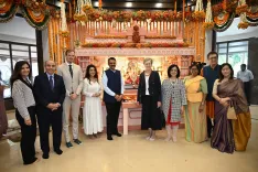 गणेशोत्सव 2026: CM फडणवीस के 'वर्षा' आवास पर 25 से अधिक देशों के महावाणिज्यदूतों ने किए श्री गणेश के दर्शन