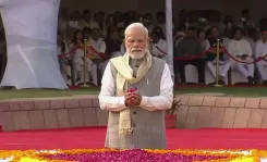 गांधी जयंती 2026: PM मोदी ने राजघाट पर बापू को दी पुष्पांजलि, खादी खरीदने की अपील