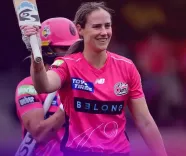 क्या <b>एल्सी पेरी</b> के शतक ने <b>सिडनी सिक्सर्स</b> को <b>एडिलेड स्ट्राइकर्स</b> के खिलाफ जीत दिलाई?