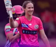 महिला बिग बैश लीग: एल्सी पेरी का शतक, रोमांचक मुकाबले में सिडनी सिक्सर्स ने एडिलेड स्ट्राइकर्स को 1 रन से हराया