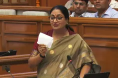 लक्ष्मी योजना विवाद: CM रेखा गुप्ता बोलीं — 'महिलाएं बच्चा पैदा करने की मशीन नहीं', AAP ने किया वॉकआउट
