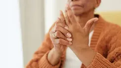 महिलाओं में बढ़ रहे आर्थराइटिस के मामले, जानें बचाव के लिए जीवनशैली में क्या लाएं जरूरी बदलाव